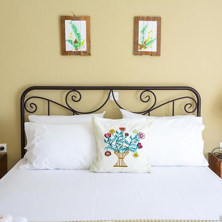 Heracles Guesthouse โรเวียส ภายนอก รูปภาพ