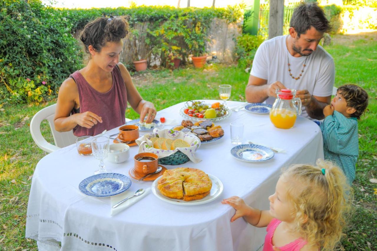 Heracles Guesthouse โรเวียส ภายนอก รูปภาพ