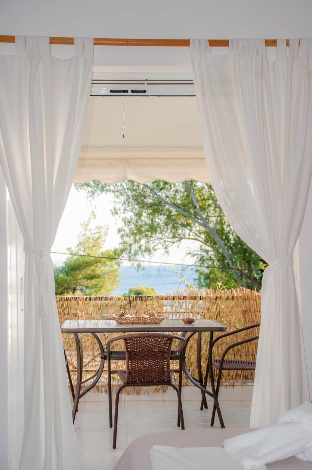 Heracles Guesthouse โรเวียส ภายนอก รูปภาพ