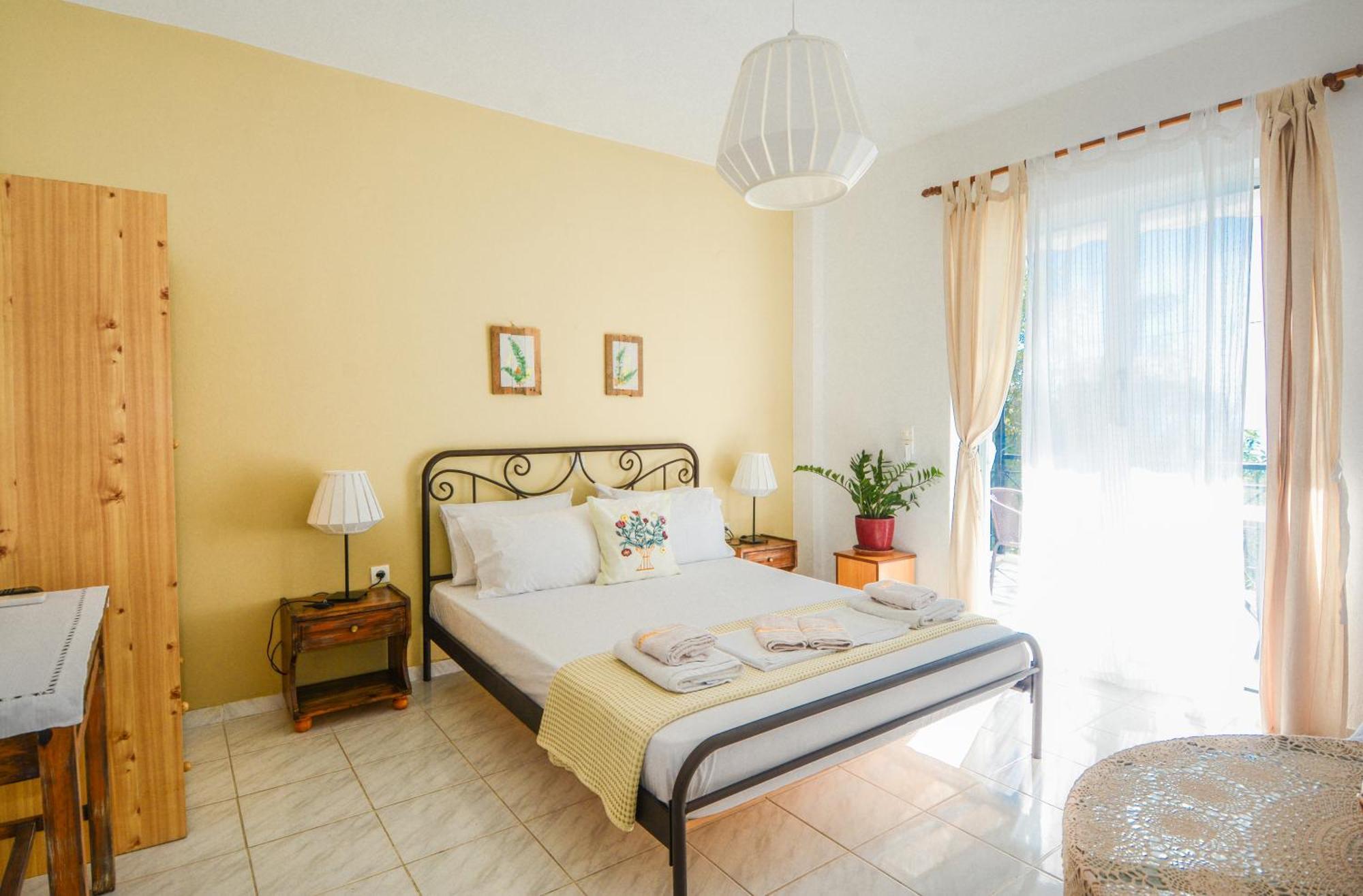 Heracles Guesthouse โรเวียส ภายนอก รูปภาพ