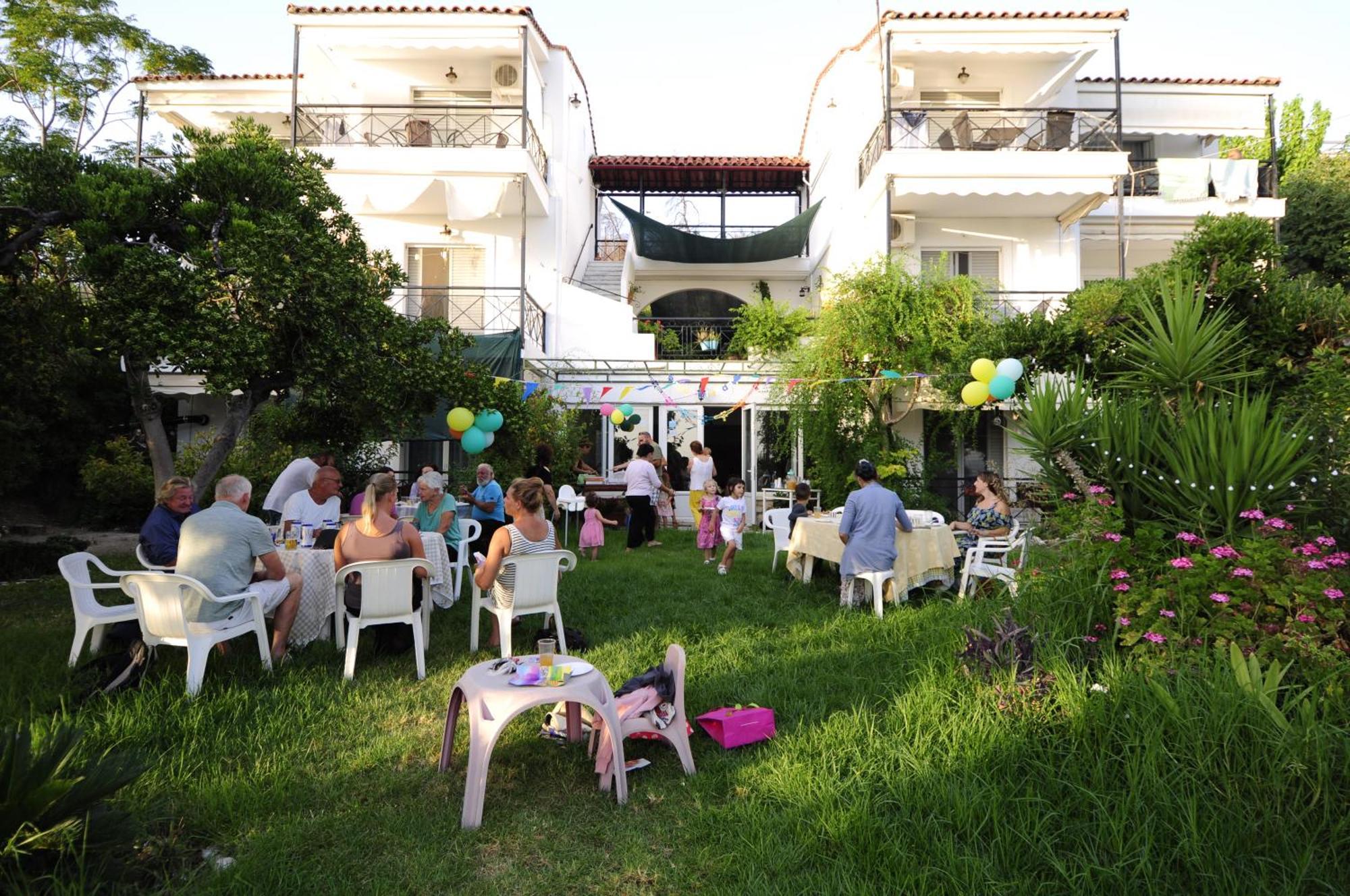 Heracles Guesthouse โรเวียส ภายนอก รูปภาพ