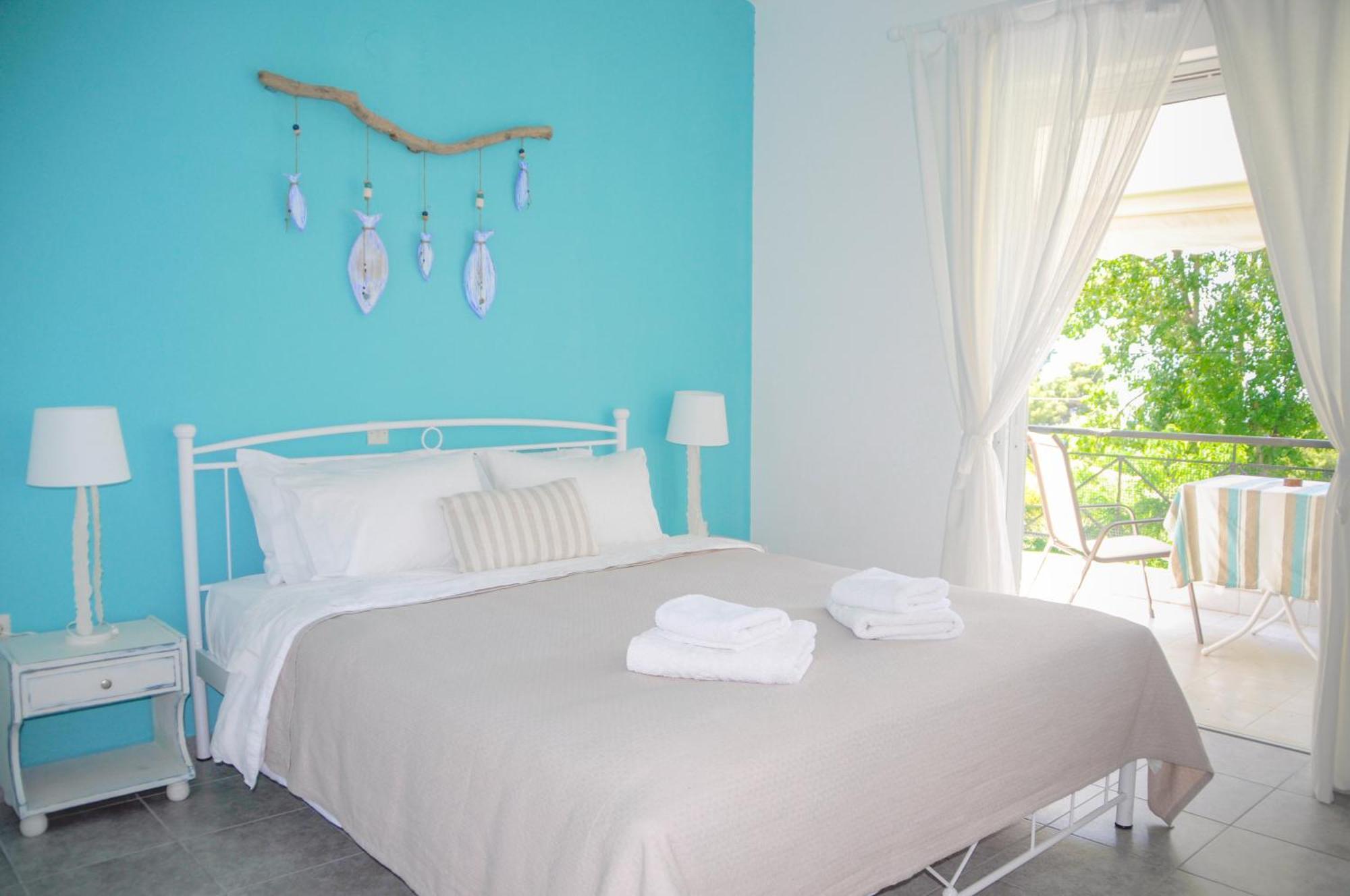 Heracles Guesthouse โรเวียส ภายนอก รูปภาพ