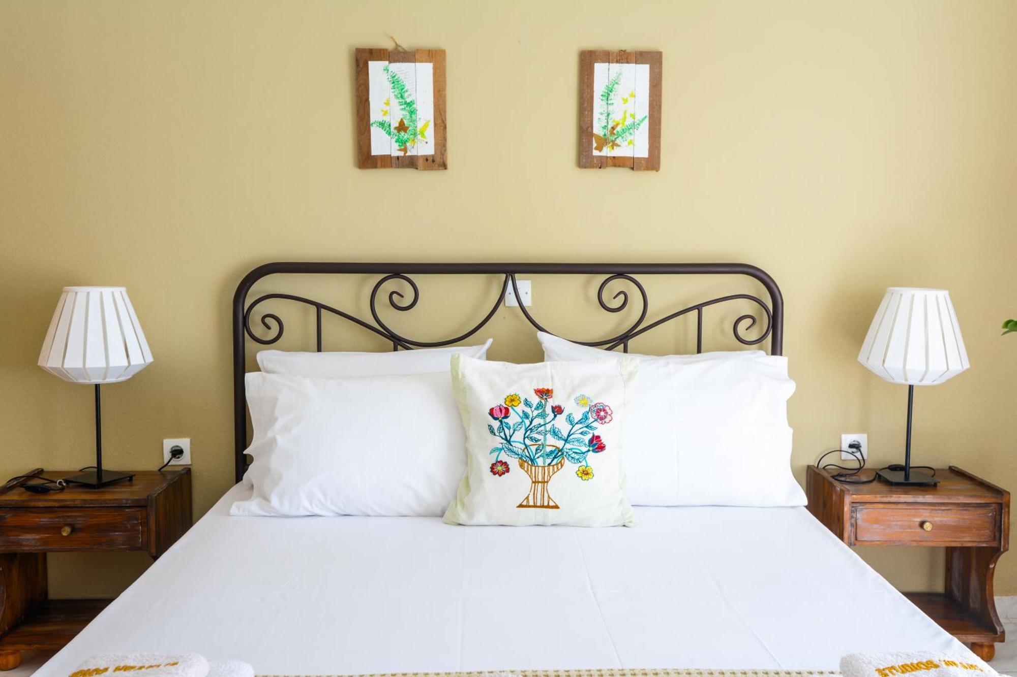 Heracles Guesthouse โรเวียส ภายนอก รูปภาพ