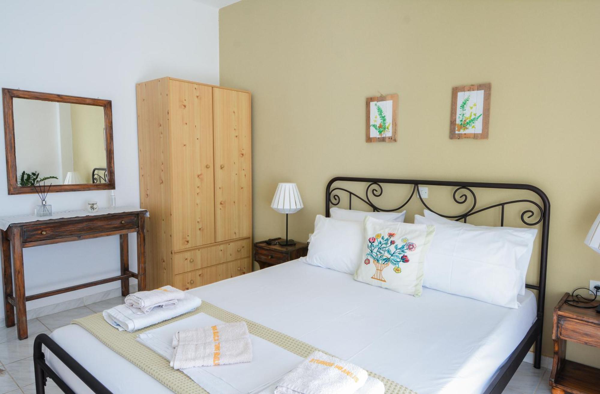 Heracles Guesthouse โรเวียส ภายนอก รูปภาพ