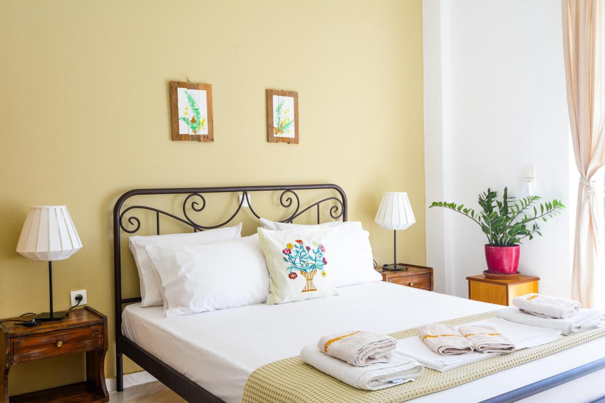 Heracles Guesthouse โรเวียส ภายนอก รูปภาพ