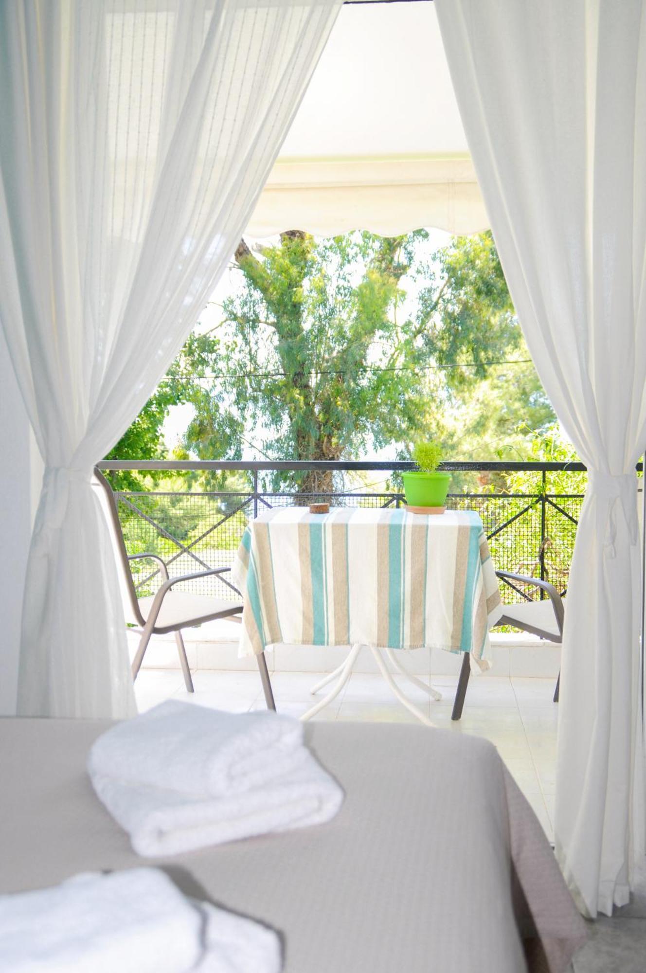 Heracles Guesthouse โรเวียส ภายนอก รูปภาพ