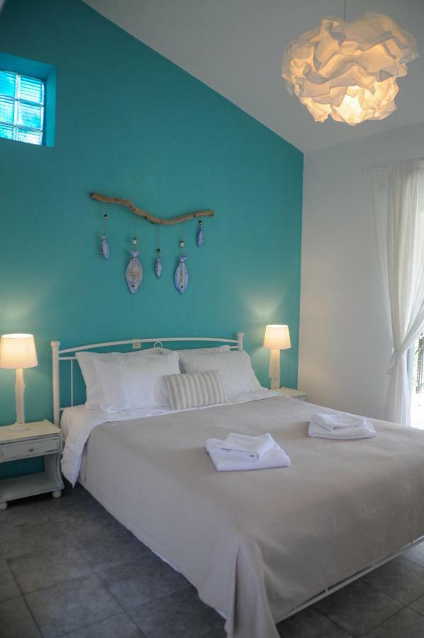 Heracles Guesthouse โรเวียส ภายนอก รูปภาพ